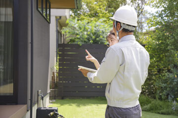 工事対応する業者と奥様の打合せ