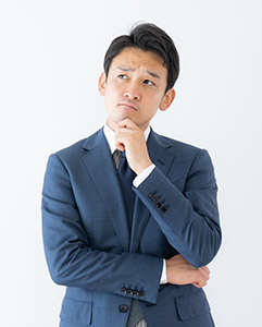 考える男性