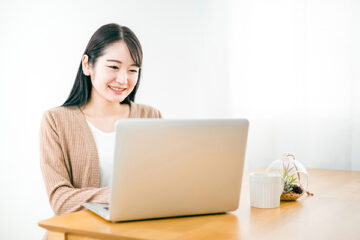パソコン操作をする女性