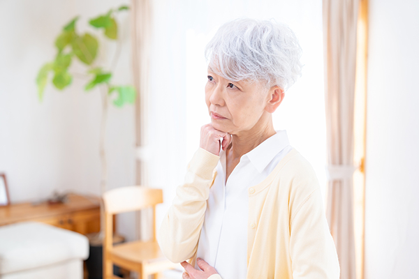 一人で悩むシニア女性