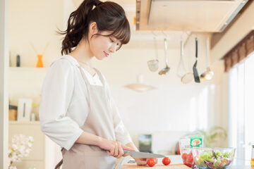料理をする女性