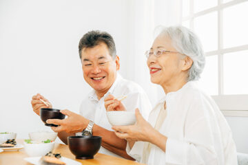 笑顔のシニア夫婦