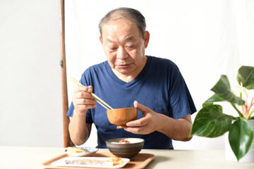 食事をするシニア男性